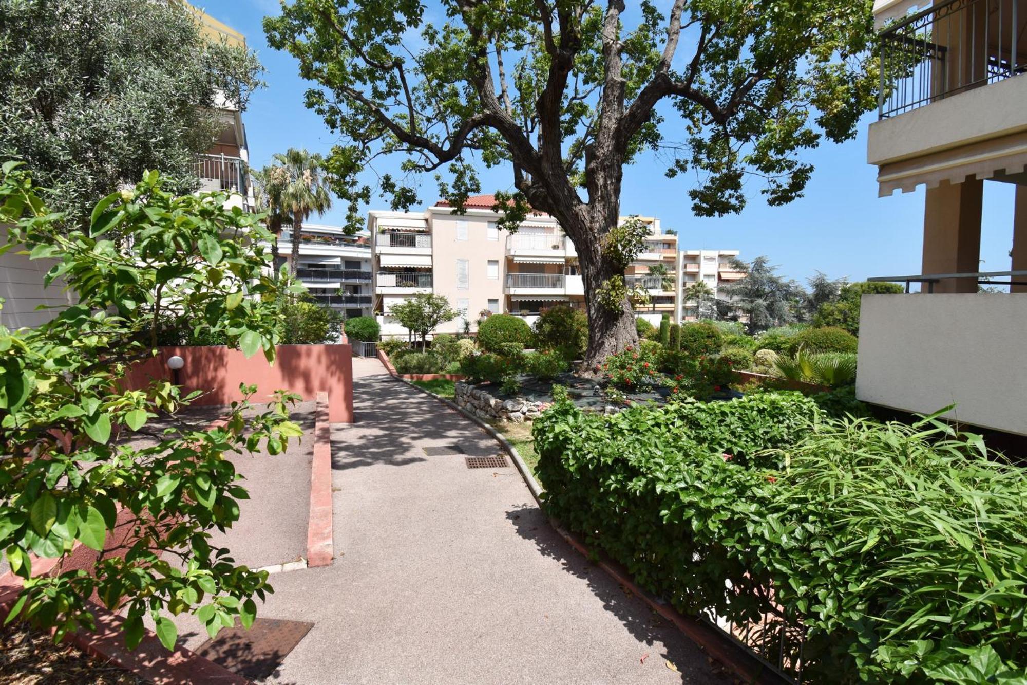 Le Cap Soleil -Standing - Piscine Collective Et Parking Prive Lejlighed Roquebrune-Cap-Martin Eksteriør billede